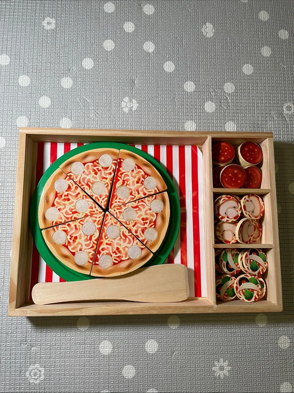 Melissa & Doug Pizza Party Wooden Pretend Play Food Set with Toppings